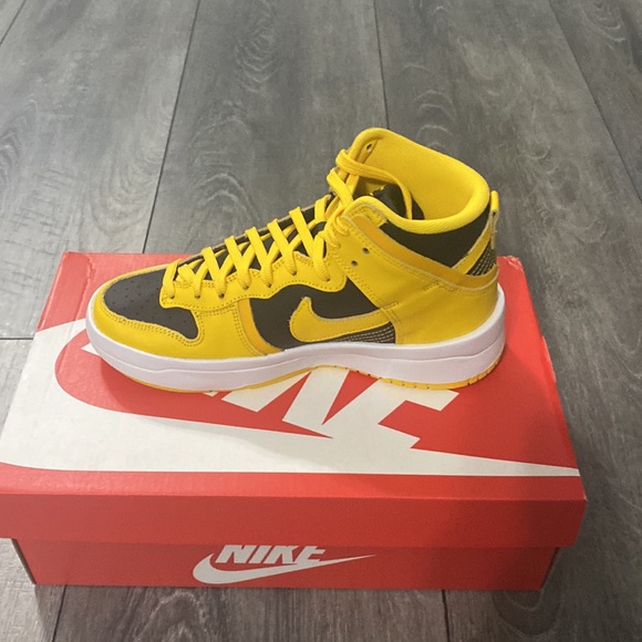 WMNS NIKE DUNK HIGH UP - Picture 2 of 11